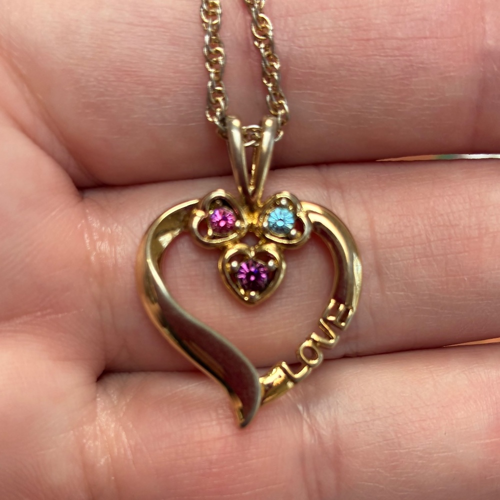 Gold Tone Heart Pendant Necklace. - Picture 3 of 3
